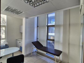 Oficina y/o consulta de 3 privados en venta en Los Angeles