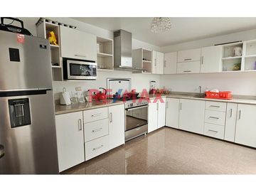 🏡 ¡Vive con tranquilidad en la Campiña de Moche! 🌿✨

Descubre esta hermosa casa en esquina, ubicada dentro del exclusivo Condominio Villa Muchik, do