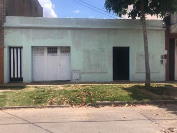 CASA A DEMOLER CON LOTE DE 10 x 37,  IDEAL CONSTRUCTOR