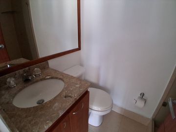 apartamento en arriendo en loma del esmeraldal. Cod A515435