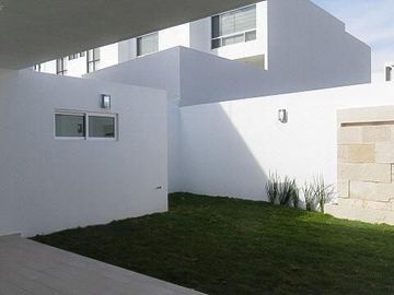 Casa en Lomas de Juriquilla con jardín J2