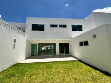 Casa en Lomas de Juriquilla con jardín J2