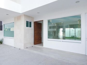 Casa en Lomas de Juriquilla con jardín J2