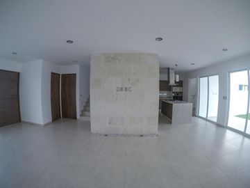 Casa en Lomas de Juriquilla con jardín J2