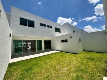 Casa en Lomas de Juriquilla con jardín J2