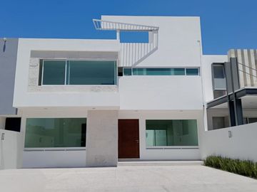 Casa en Lomas de Juriquilla con jardín J2