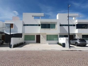 Casa en Lomas de Juriquilla con jardín J2