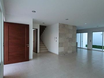Casa en Lomas de Juriquilla con jardín J2