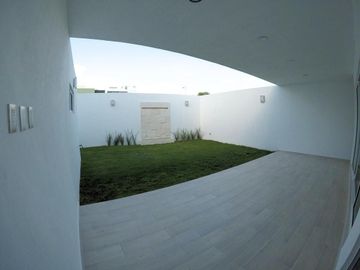 Casa en Lomas de Juriquilla con jardín J2