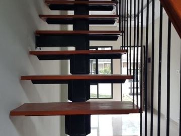 DIJUAL RUMAH MINIMALIS MURAH SEMI FURNSIH DI KENCANA LOKA BSD