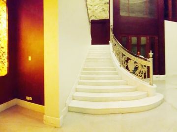 RUMAH ISTANA MURAH DI SURABAYA. FASILITAS LENGKAP
