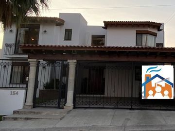 Residencia en San Francisco Juriquilla, Bóveda Catalana, Dobles Alturas, Jardín.