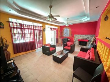 CASA EN VENTA CON JACUZZI EN ALTOS DEL MARIA