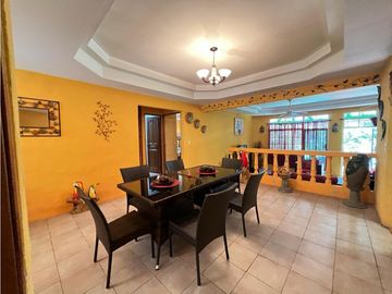 CASA EN VENTA CON JACUZZI EN ALTOS DEL MARIA