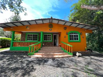 CASA EN VENTA CON JACUZZI EN ALTOS DEL MARIA