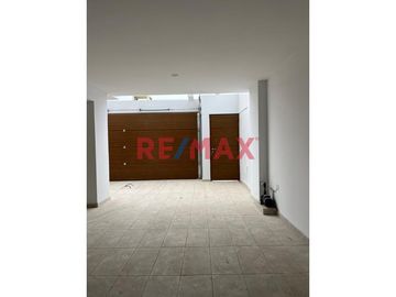 🌟Venta de Moderno departamento de ESTRENO en Segundo piso ,LIBRE DEL PAGO DE ALCABALA!🌟
Ubicado en Urb Rosas del Valle, en la Av El Cortijo, cerca de