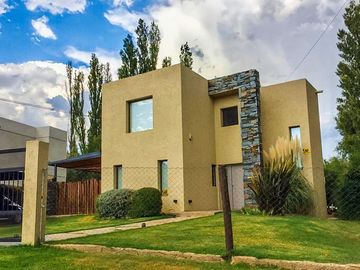 VENTA. Casa 3 dormitorios. Av. Puesta del Sol