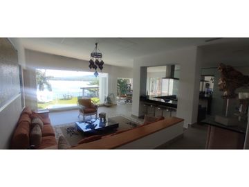 RESIDENCIA EN VENTA A ORILLA DEL LAGO 