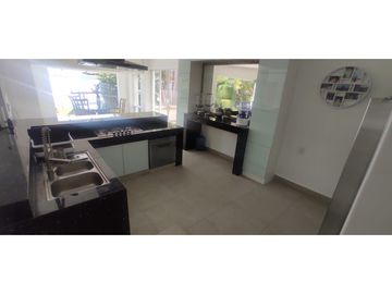 RESIDENCIA EN VENTA A ORILLA DEL LAGO 