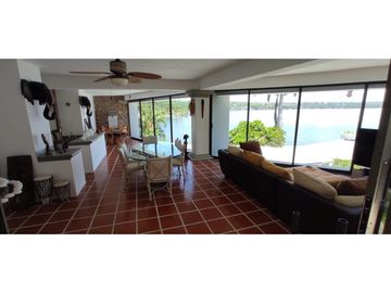 RESIDENCIA EN VENTA A ORILLA DEL LAGO 