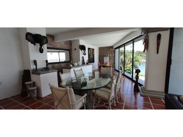 RESIDENCIA EN VENTA A ORILLA DEL LAGO 