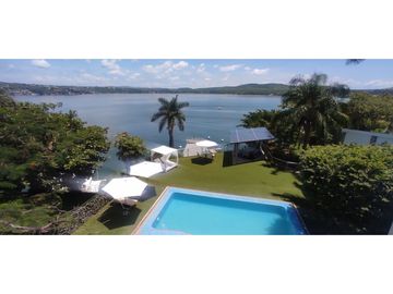 RESIDENCIA EN VENTA A ORILLA DEL LAGO 
