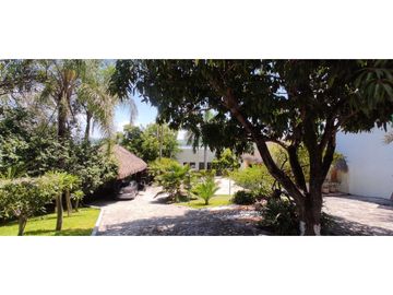 RESIDENCIA EN VENTA A ORILLA DEL LAGO 