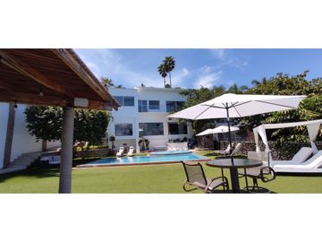 RESIDENCIA EN VENTA A ORILLA DEL LAGO 