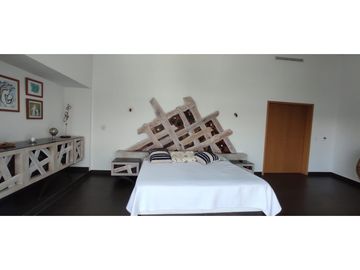 RESIDENCIA EN VENTA A ORILLA DEL LAGO 