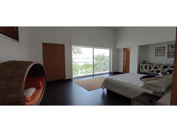 RESIDENCIA EN VENTA A ORILLA DEL LAGO 