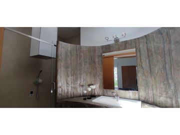 RESIDENCIA EN VENTA A ORILLA DEL LAGO 