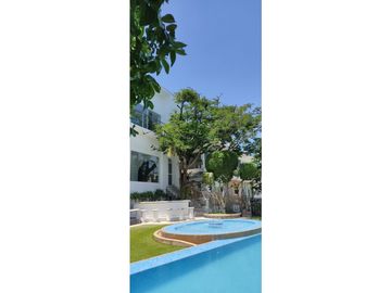 RESIDENCIA EN VENTA A ORILLA DEL LAGO 