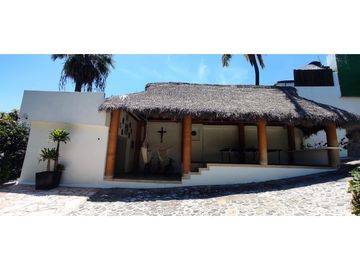 RESIDENCIA EN VENTA A ORILLA DEL LAGO 