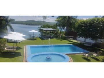 RESIDENCIA EN VENTA A ORILLA DEL LAGO 