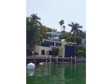 RESIDENCIA EN VENTA A ORILLA DEL LAGO 