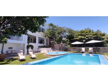 RESIDENCIA EN VENTA A ORILLA DEL LAGO 