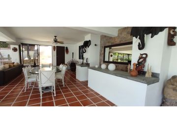 RESIDENCIA EN VENTA A ORILLA DEL LAGO 