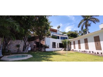 RESIDENCIA EN VENTA A ORILLA DEL LAGO 