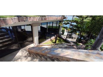 RESIDENCIA EN VENTA A ORILLA DEL LAGO 
