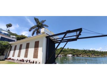 RESIDENCIA EN VENTA A ORILLA DEL LAGO 