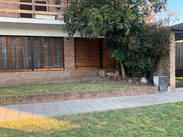 VENTA CASA 5 AMB COCHERA CUBIERTA JARDIN Y PATIO BURZACO