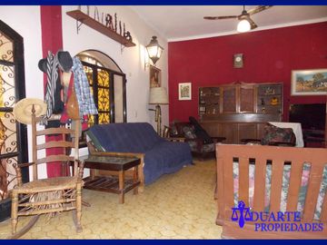 V. PUEYRREDON CASA SOBRE TERRENO PROPIO 6 AMBIENTES + DEPENDENCIA COMPLETA ** TOMO MENOR VALOR 3-4 AMB**