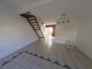NUEVO VALOR Venta Excelente Triplex en Condominio El Mirador Hurlingham