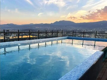 Penthouse de lujo, techo alto, con amenidades: cine, alberca con carril de nado,