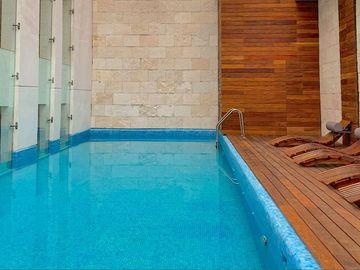 Penthouse de lujo, techo alto, con amenidades: cine, alberca con carril de nado,
