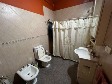 VENTA DE CASA DE 6 AMBIENTES - LOTE DE 550 M² - PILETA - 100 M² CUBIERTOS - MONTE GRANDE