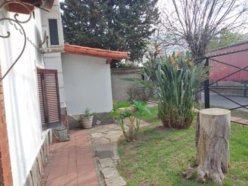 Chalet sobre lote 450 m2. Excelente para inversor Se VENDEN 3 TERRENOS SALIDA A 2 CALLES (Godoy Cruz y Roque Sim