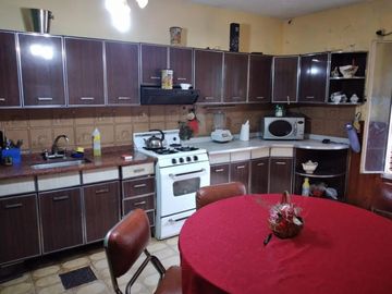 Chalet sobre lote 450 m2. Excelente para inversor Se VENDEN 3 TERRENOS SALIDA A 2 CALLES (Godoy Cruz y Roque Sim