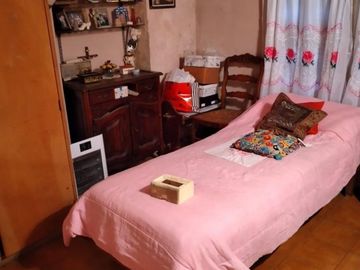 Chalet sobre lote 450 m2. Excelente para inversor Se VENDEN 3 TERRENOS SALIDA A 2 CALLES (Godoy Cruz y Roque Sim