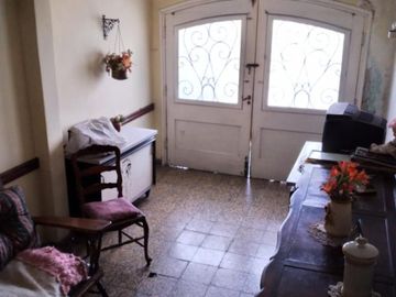 Chalet sobre lote 450 m2. Excelente para inversor Se VENDEN 3 TERRENOS SALIDA A 2 CALLES (Godoy Cruz y Roque Sim